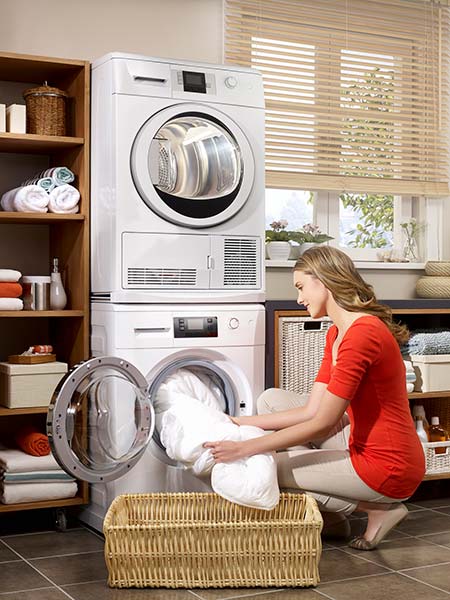 Droogkast op wasmachine zetten om de natte was gemakkelijk in de droger te steken